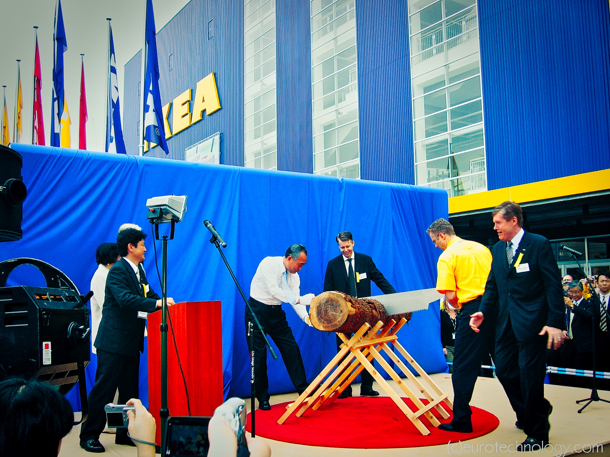 Ikea reenters Japan: IKEA’s first try to enter Japan in 1974 failed for IKEA. Now second try in 2006.